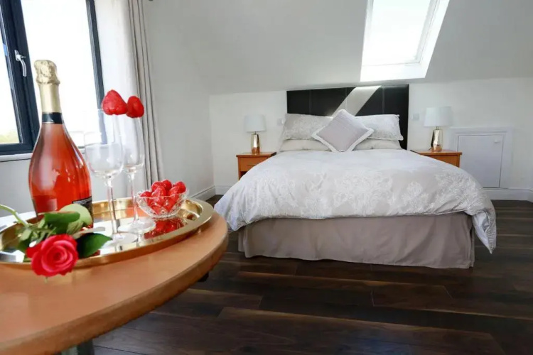 Luxury 6 Bedroom Spiddal Villa, Jacuzzi, Balcony