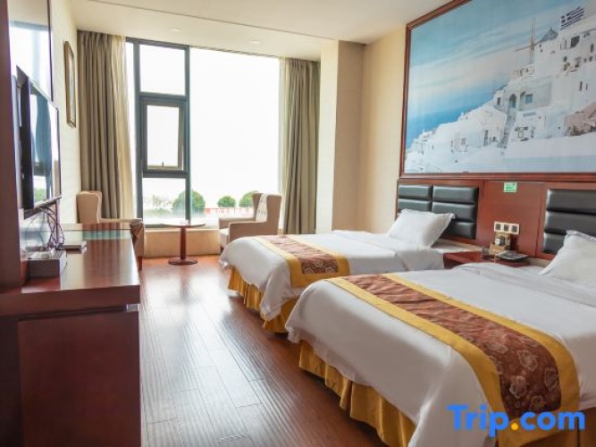 Standard Twin room with lake view