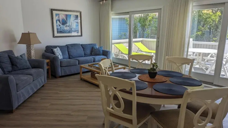 Mariners Court 221