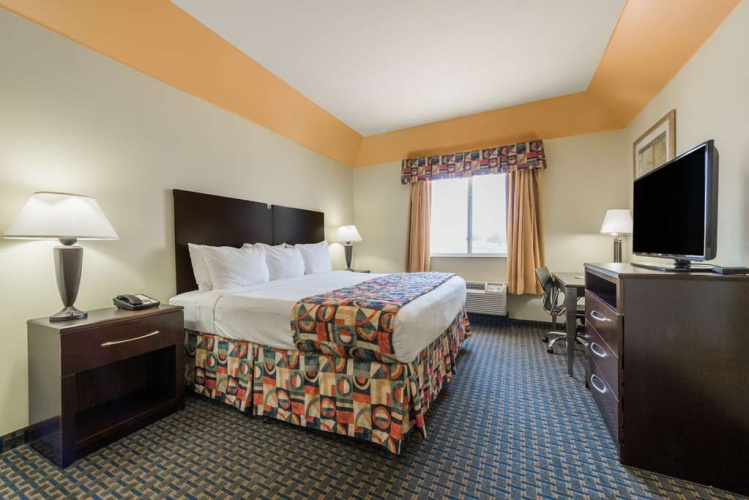 Days Inn & Suites Cleburne TX