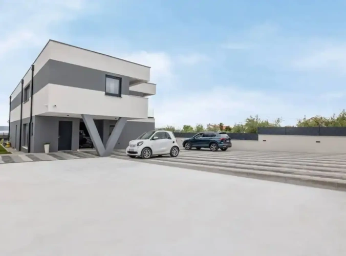 5 Bedrooms Villa