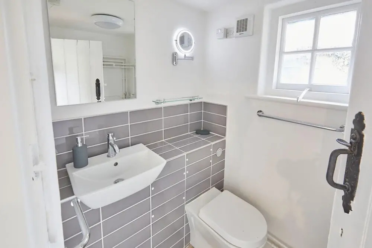 Host Stay Gardeners Cottage