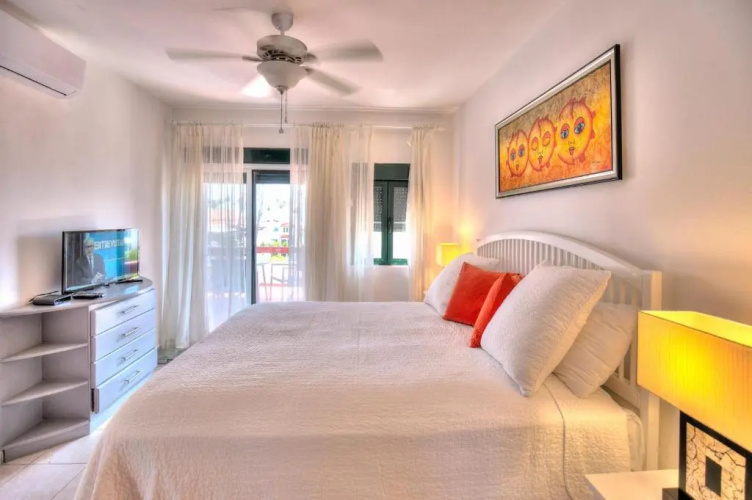Neat 2 Bedroom Apartment Next to the Beach S-i401
