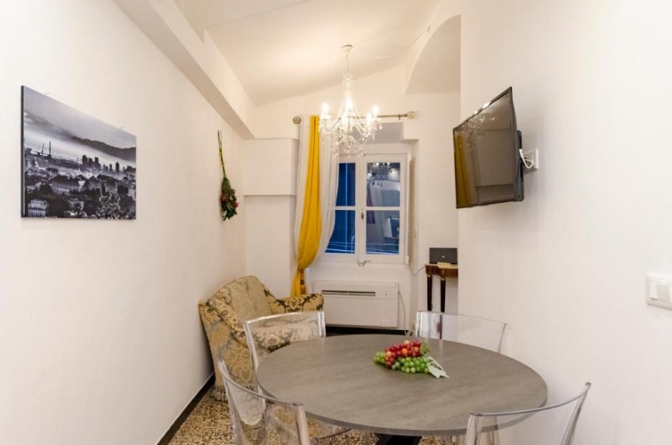 ALTIDO Ideal Flat near Aquarium
