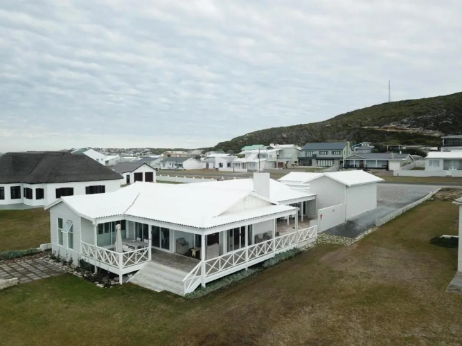 Apartment with partial sea view