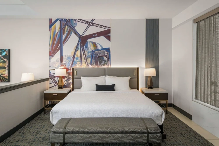 Suite with city view