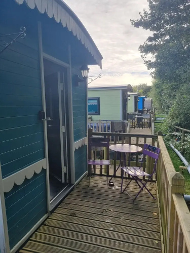 Glamping Hut - Riverview 3
