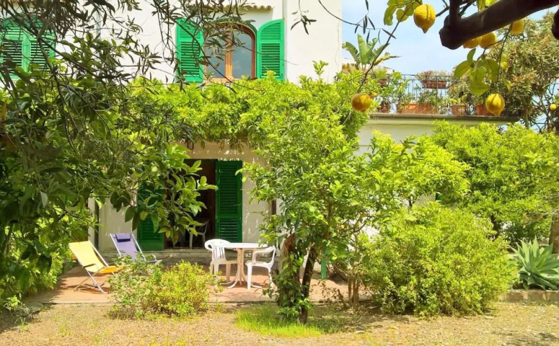 Seafront Apartments Garden House