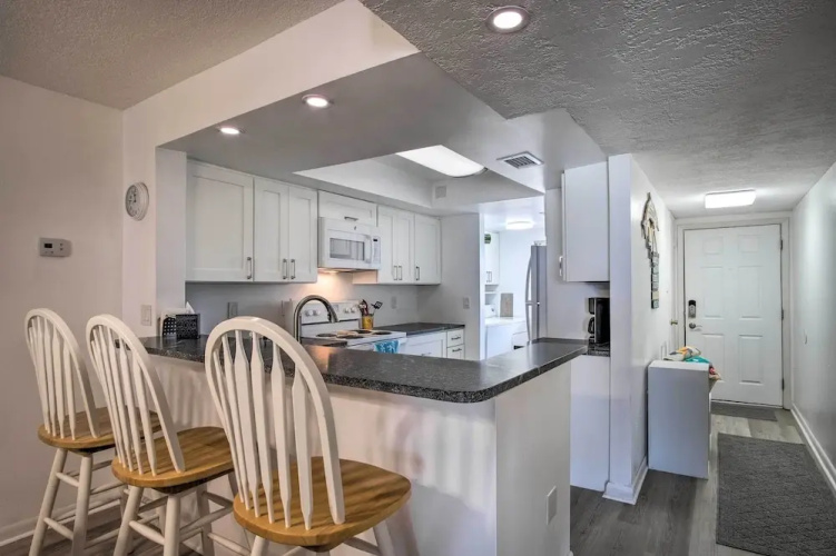 Sunny Cocoa Beach Condo w/ Balcony & Pool Access
