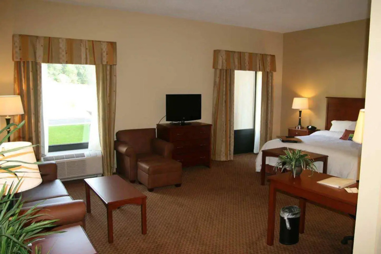 Hampton Inn & Suites Warren