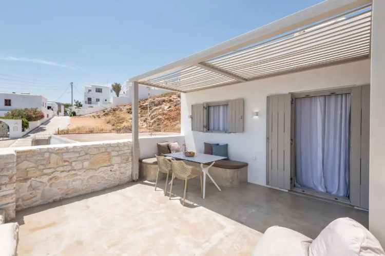 Michael Zeppos Studios, Naousa
