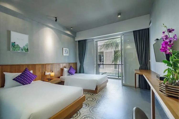 Standard Twin room with garden view