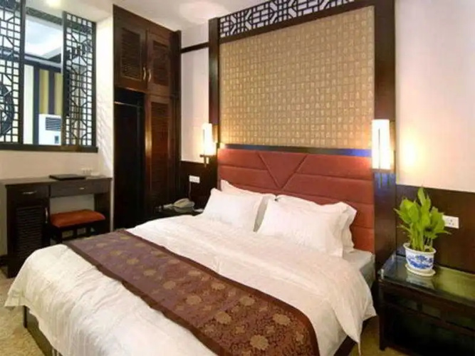 Huating Holiday Inn