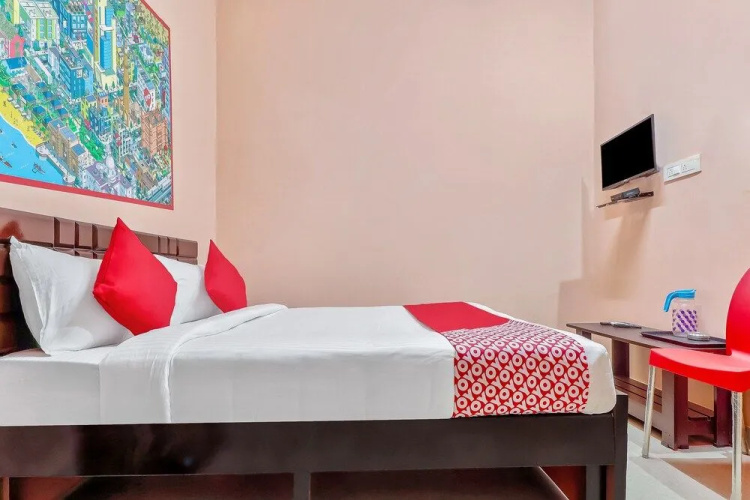 OYO 17177 Ams Hotel
