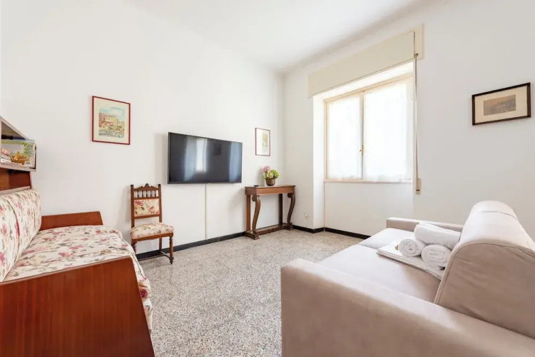 Spacious 2-bedroom flat near the beach