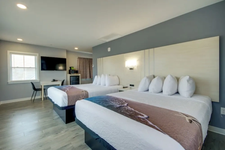 Standard Quadruple room with city view