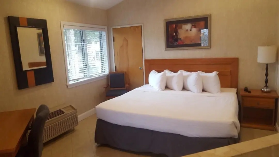 Cedar Park Inn & Whirlpool Suites photo 22