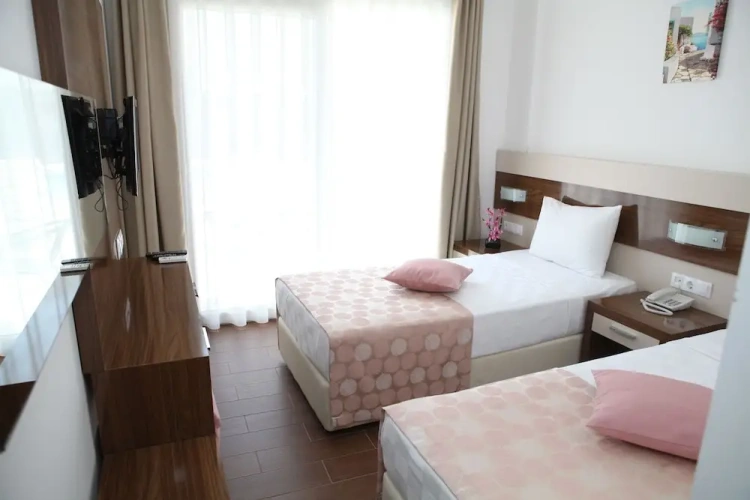 Standard Twin room with pool view