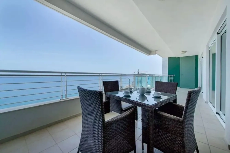 3 Bedrooms Apartment