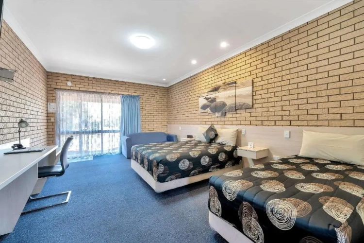 Standard Triple room