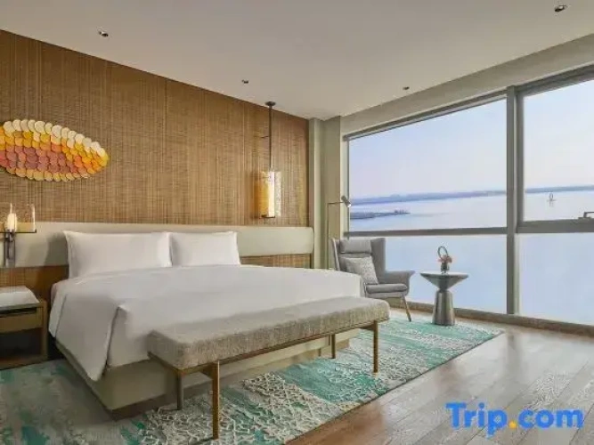 Deluxe Double Suite with lake view