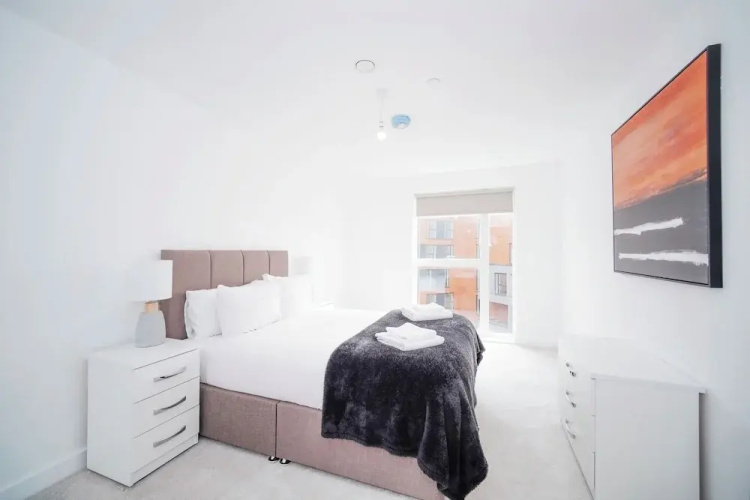 1 Bed Serviced Apartment Bracknell Station 5 Mins