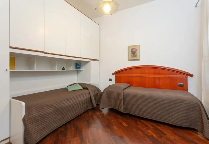 6 Bedrooms Family Villa