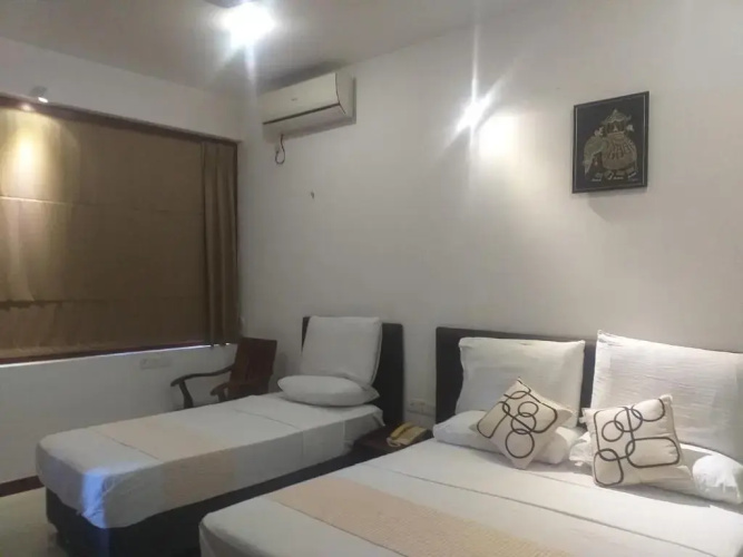 OYO 557 De Mansion