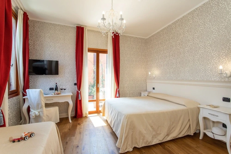 Suite with canal view