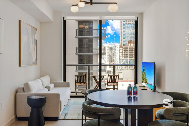 Modern and Cozy 1-BD- Rooftop pool & Gym