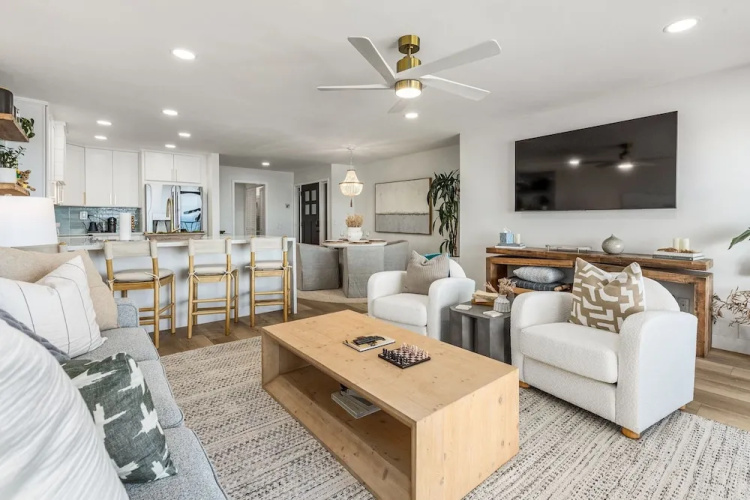 Dmbc 823b 2 Bedroom Condo by RedAwning