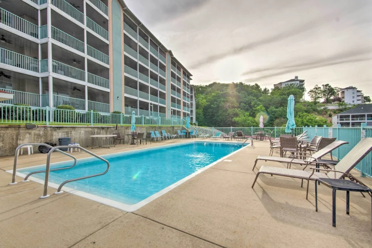 Screened Balcony w/ Views: Sleek Lake Ozark Gem!