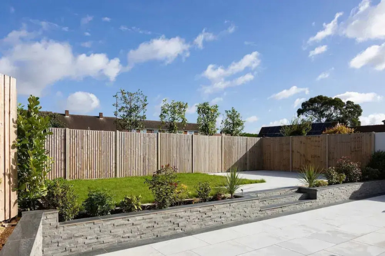 Modern 5-bedroom Retreat Nr Coast