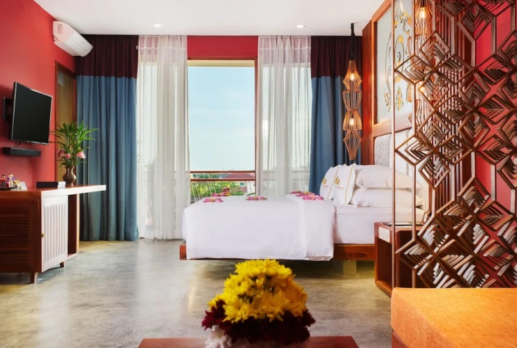 Luxury Suite with balcony and with city view