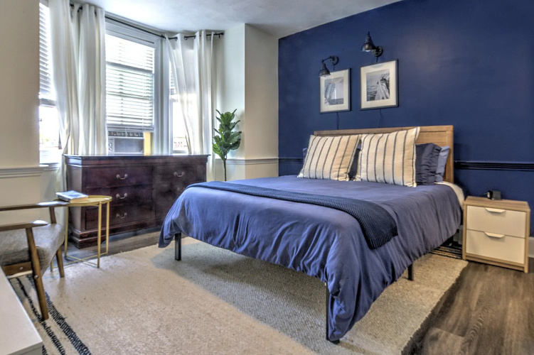 Gorgeous Studio with Bay Windows!