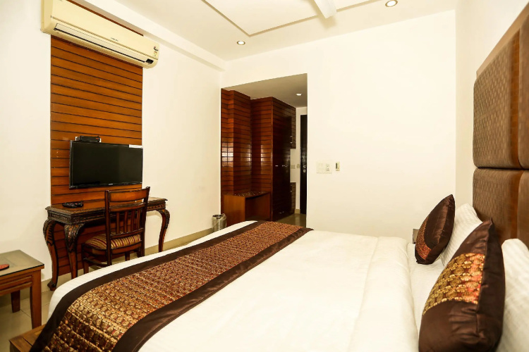 OYO 8337 DLF Phase 4