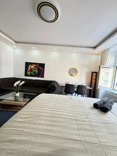 Spacious 7BR Apartment Prime Location