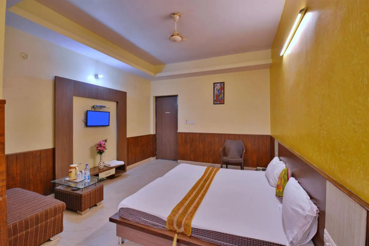 Aarya Hotel