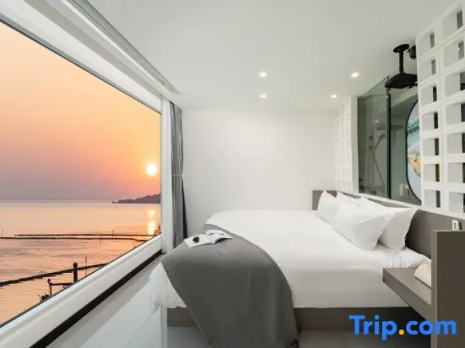 6 Bedrooms Villa with lake view