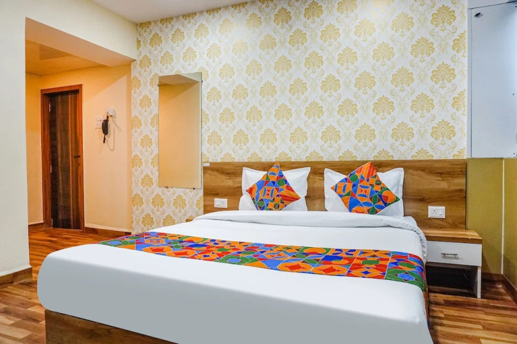Fabhotel Tan Square