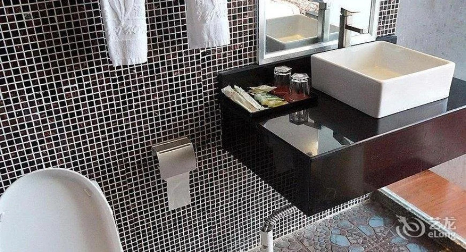100 Chain Hotel