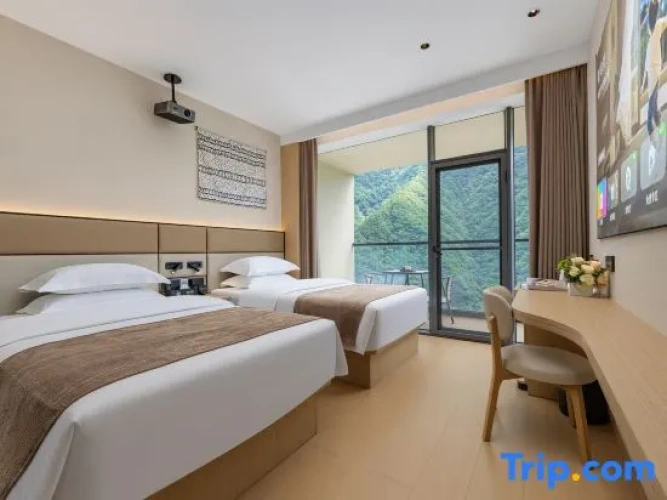 Standard Twin room with balcony