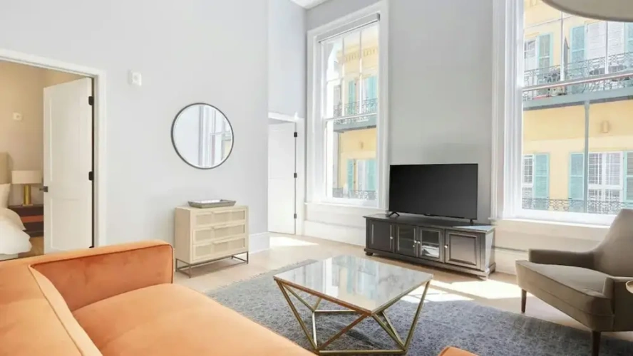 6 Bedrooms Studio