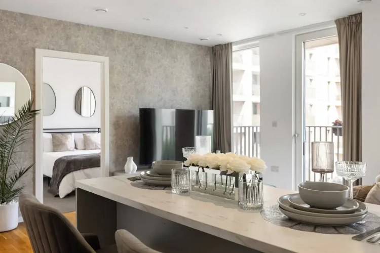 2 Bed-sleeps 4-balcony-family Friendly