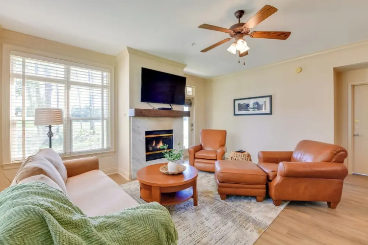 Spacious Springfield Home w/ Golf Course View!