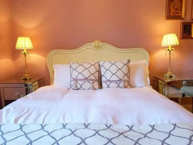No 6 The Square Tearooms & Accommodation