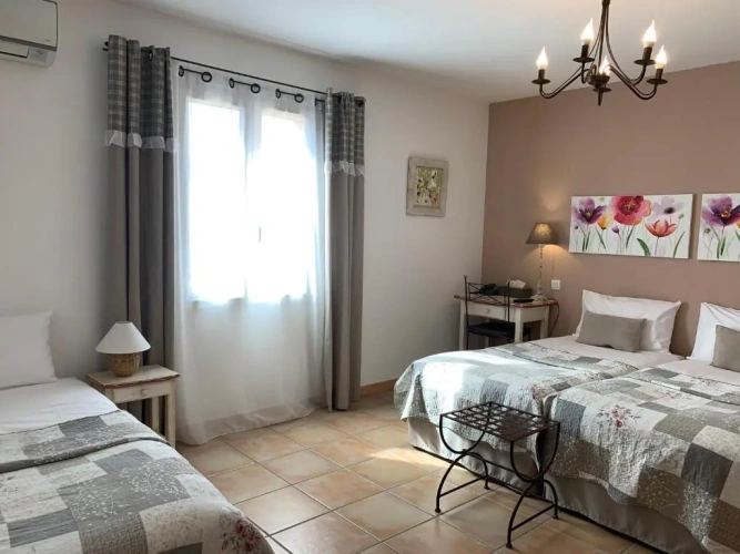 Standard Triple room