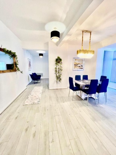 3 Bedrooms Apartment