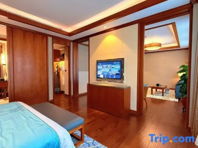 Deluxe Double Suite with lake view