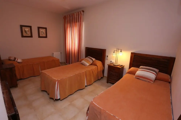Standard Triple room with city view